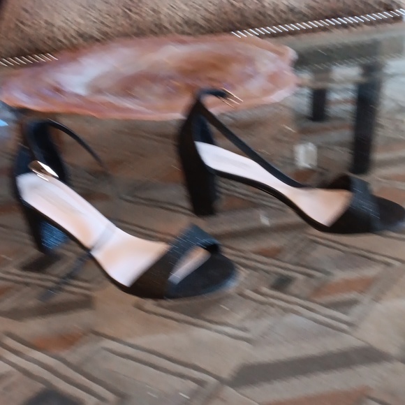 DeBlossom Collection ankle strap block heel sandals 9 - Picture 2 of 7